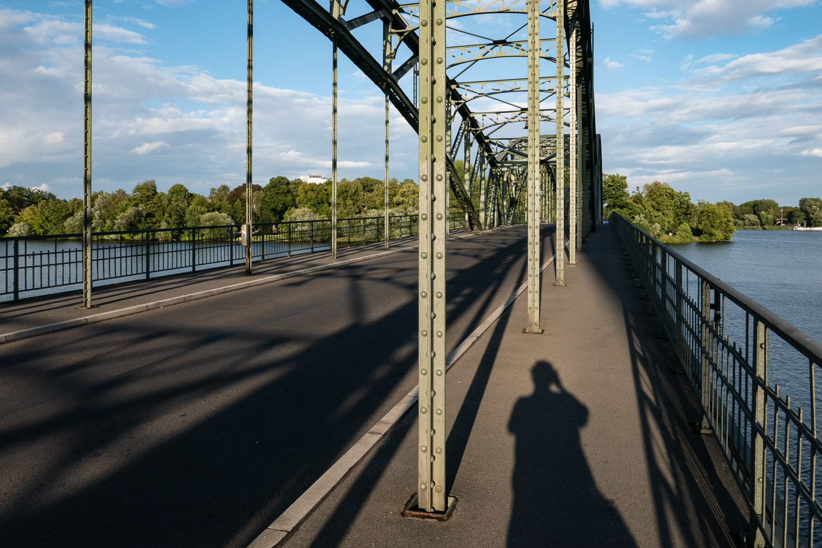 Grosse Eiswerderbrücke mit Fotografenschatten
